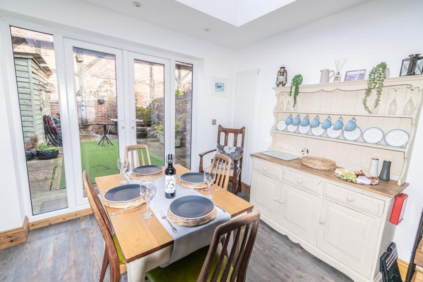 Stylish 2 Bedrooms Cosy & Bright Cottage, Pet Friendly, Sleeps 5, Titchfield Village - Summer Special Offer!! - By Blue Puffin Stays מראה חיצוני תמונה
