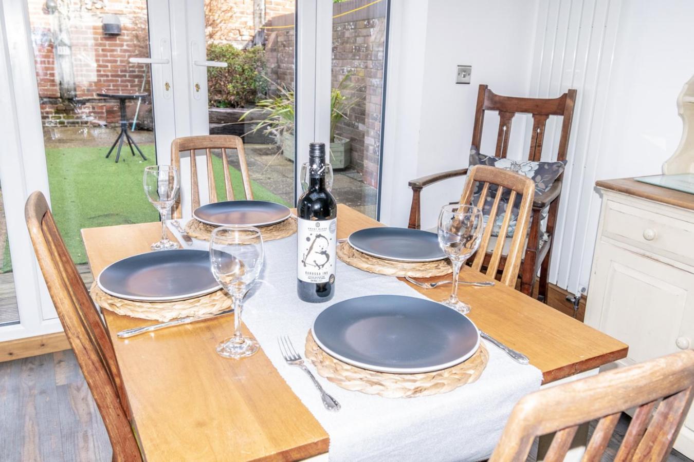 Stylish 2 Bedrooms Cosy & Bright Cottage, Pet Friendly, Sleeps 5, Titchfield Village - Summer Special Offer!! - By Blue Puffin Stays מראה חיצוני תמונה
