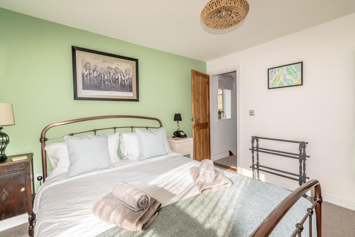 Stylish 2 Bedrooms Cosy & Bright Cottage, Pet Friendly, Sleeps 5, Titchfield Village - Summer Special Offer!! - By Blue Puffin Stays מראה חיצוני תמונה